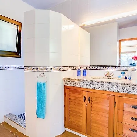 Sleeps 6 Pool Wifi Villa